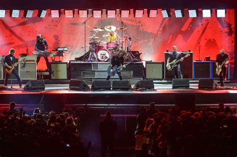 Foo Fighters E Queens Of The Stone Age Em Sp Come Ou Hoje A Venda De