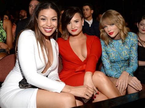 18 T-Swift Photos That Define Squad Goals