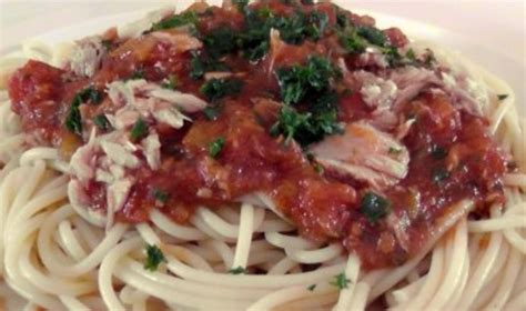 Spaghetti mit Tomaten Thunfisch Soße Rezept kochbar de