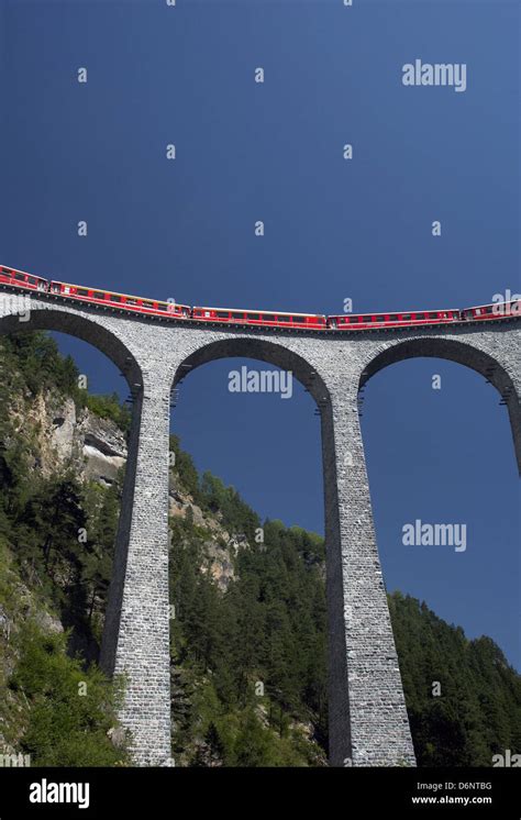 Filisur Schweiz Ein Zug Der Rh Tischen Bahn In Der Landwasserviadukt