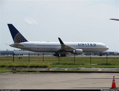 N Ua United Airlines Boeing Er Wl Photo By Carson Keith Id