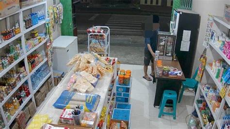 Aksi Nekat Pemuda Curi Satu Etalase Rokok Di Bontang Terekam Cctv