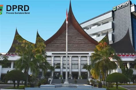 Di Padang Perbaikan Rumah Dinas Ketua DPRD I Dan Pagar Kantor DPRD Nya