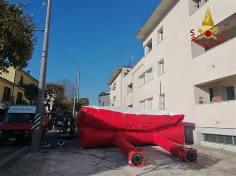 FOTO Avellino Donna Minaccia Di Lanciarsi Nel Vuoto Spettacolare