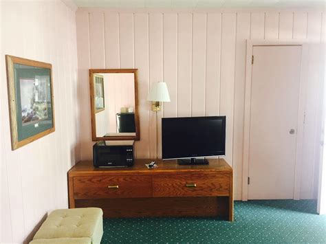 °HOTEL RAINBOW MOTEL MACKINAW CITY, MI 2* (United States) | BOOKED