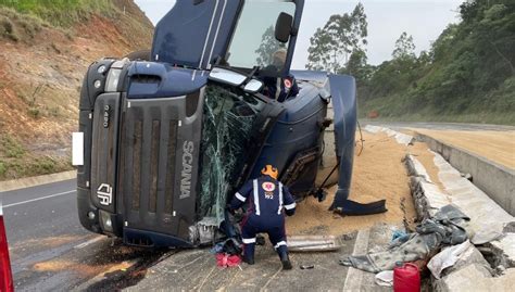 Motorista morre após tombamento de carreta da região Mandaguari Online