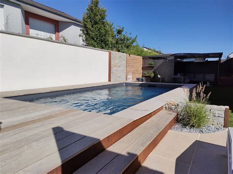 Piscine semi enterrée avec terrasse paysagée LA PEPINIERE D ILCA L