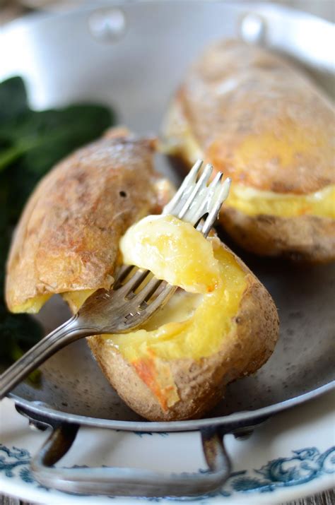 Raclette revisitée dans des pommes de terre au four Recette