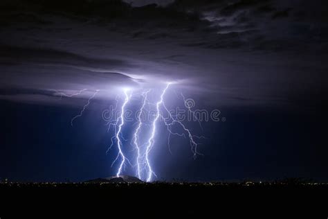 Storm Met Bliksemschicht Stakingen En Stormwolken Over Een Stad Stock