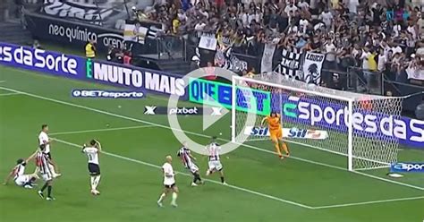 VÍDEO Cássio leva gol de propósito e quase mata torcida do