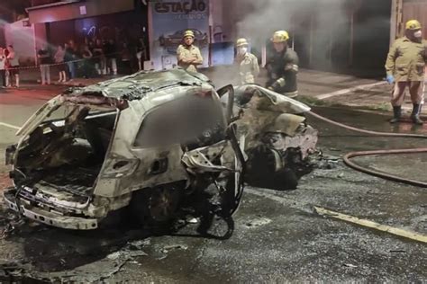 Carro Colide Em Rvore Pega Fogo E Tr S Pessoas Morrem Na Avenida