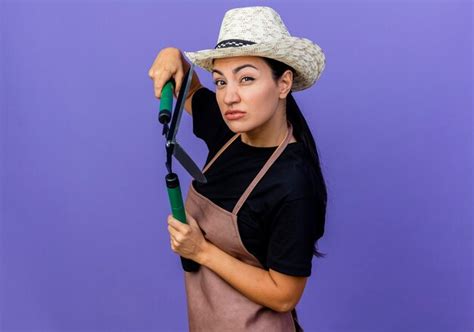 Jardinero De Mujer Hermosa Joven En Delantal Y Sombrero Sosteniendo