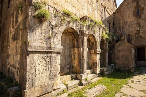 Detalles arquitectónicos del monasterio de tatev en armenia es un lugar