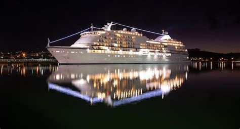 Iluminado Noite F Rias Em Navios De Cruzeiro Nas F Rias E Viagens De