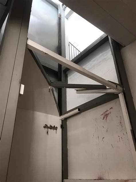 Empresário fica ferido após elevador despencar dentro de casa em