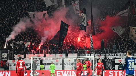 Pyrotechnik Eintracht Frankfurt Muss 41 000 Euro Zahlen Nw De