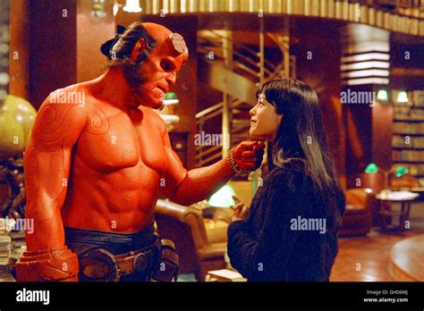 HELLBOY / USA 2004 / Guillermo Del Toro Hellboy (RON PERLMAN) und Liz ...