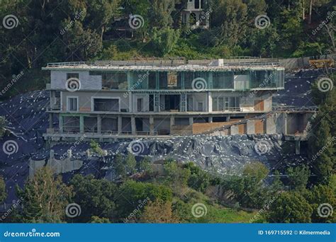 Mohamed Hadid House / The Hadid Family Patriarch Is Battling His Bel ...