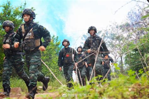 武警特战队员野外陌生地域展开实战化演练 大陆军事 华夏经纬网