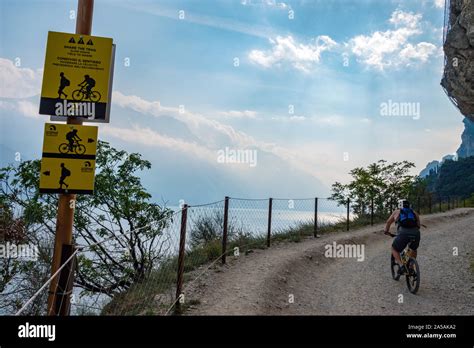 Gelbe und schwarze Zeichen auf alten Ponal Straße Riva del Garda