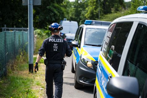 Europol stürmt Kleingartenanlage in Frankfurt mit Großaufgebot Der