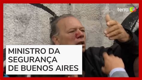 Ministro argentino é agredido por manifestantes durante protesto em