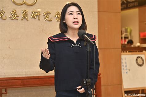 少將街邊強吻！馬尾妹竟是「女艦長」 徐巧芯怒批國安局很好騙 Ettoday政治新聞 Ettoday新聞雲