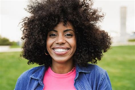 Portrait Dune Belle Femme Africaine Souriant à La Caméra Photo Premium