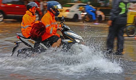 Heavy rains flood Manila | The Manila Times