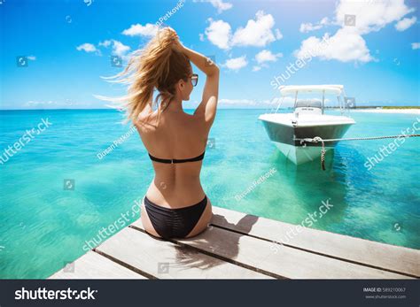Back View Gorgeous Woman Bikini Sunbathing 스톡 사진 589210067 Shutterstock