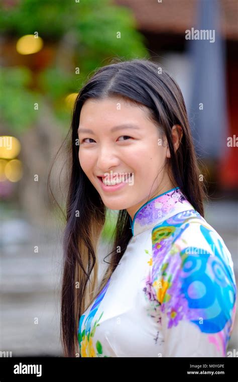 Mujer Vietnamita Sonriente Y Vistiendo Un Traje Tradicional Ao Dai