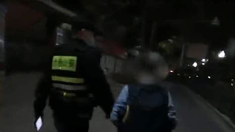 泪目！十二岁男孩深夜离家出走被民警发现，一句话连民警都破防了社会法制好看视频