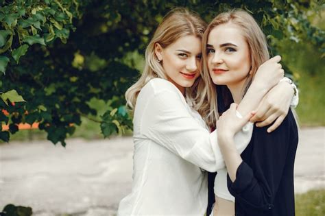 Filles Dans Un Parc Photo Gratuite