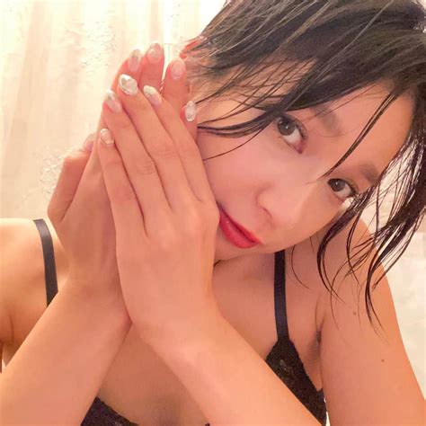 芹那さんのインスタグラム写真 芹那instagram「明日は Youtubeアップルの日🥰 見てね ️ 🆕nail💅🏻 ピンク ️