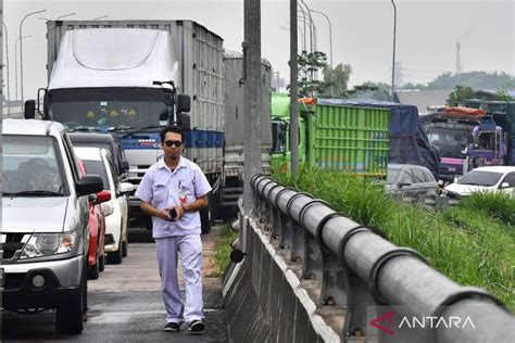 Kemacetan Parah Imbas Aksi Buruh Di Kawasan Mm Bekasi Antara News