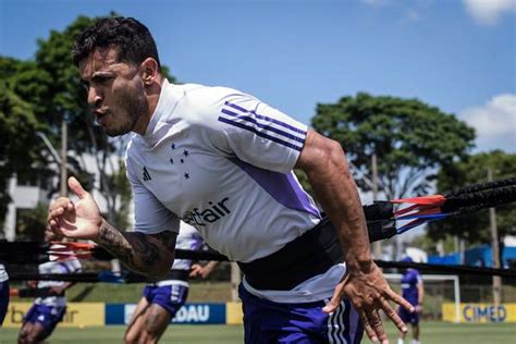 No Cruzeiro William Treina Ap S Novo Choque De Cabe A E Kaiki Aguarda