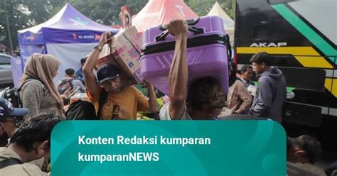 Foto Pemudik Mulai Padati Terminal Kampung Rambutan Jelang Lebaran