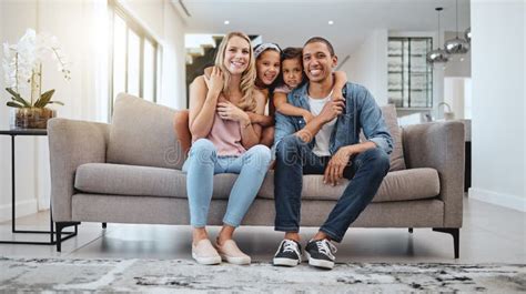 Sala De Estar De Fam Lia Feliz E Retrato De Um Pai M E E Crian As