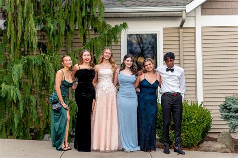 Best Prom Photos From The First Week Of 2023 Junior Proms