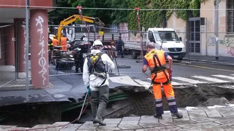 Milano Si Apre Una Voragine In Pieno Centro Le Immagini