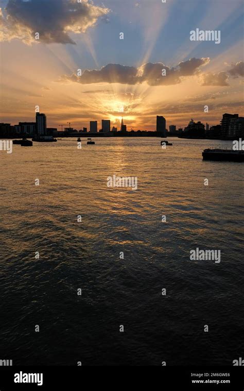 Los Rayos Dorados Del Sol Brillan Desde Detr S Del Shard En La