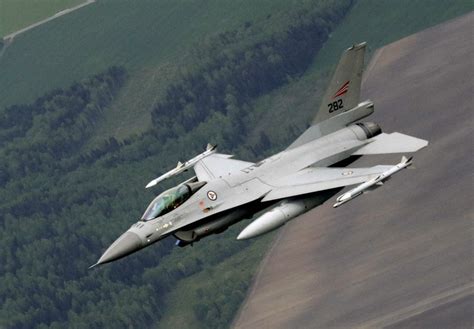 ウクライナ待望のf16戦闘機、今夏にも初供与へ 戦況への影響は 毎日新聞