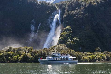 Milford Sound Cruzeiro panorâmico de 2 horas em barco pequeno