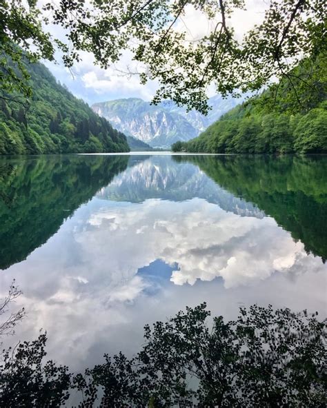 Esplora La Bellezza Mozzafiato Del Lago Del Trentino Un Paradiso