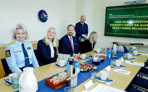 Haakon et Mette Marit de Norvège rencontre avec des associations de