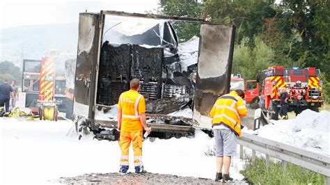 Brennender Lkw sorgt für Vollsperrung auf A5 bei Rastatt tagesschau de