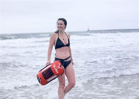 Hot Sexy Elizabeth Batts Cook Bikini Pics