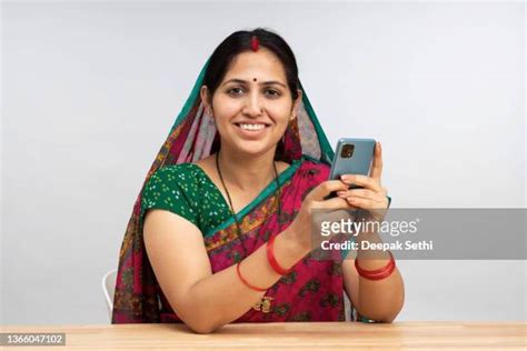 Middle Class Indian Woman Photos Et Images De Collection Getty Images