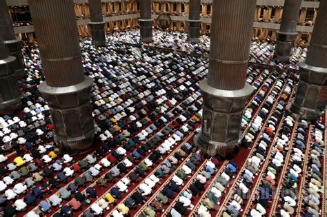 Salat Tarawih Ramadhan Di Masjid Istiqlal Foto