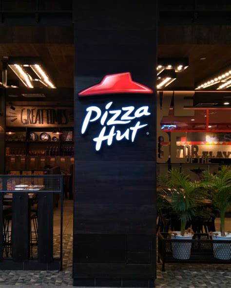 Pizza Hut Is Bringing Back an Old Favorite and Fans Are Ecstatic ...